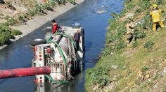 Camión de Bomberos se dirigía a apagar un incendio en Ecatepec y cayó a un canal de aguas negras