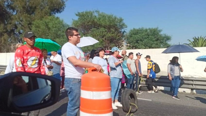 Caos en el Circuito Exterior Mexiquense: vecinos bloquean a la altura de Las Américas, Ecatepec