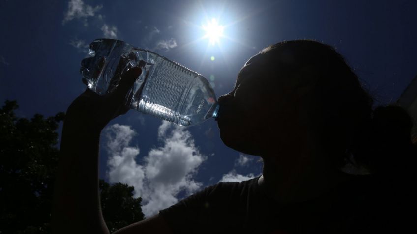 ¿Qué bebida tomar para evitar la deshidratación, agua o electrolitos? Experta aclara