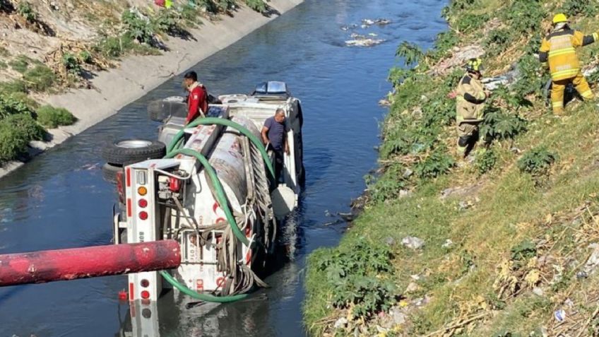 Camión de Bomberos se dirigía a apagar un incendio en Ecatepec y cayó a un canal de aguas negras