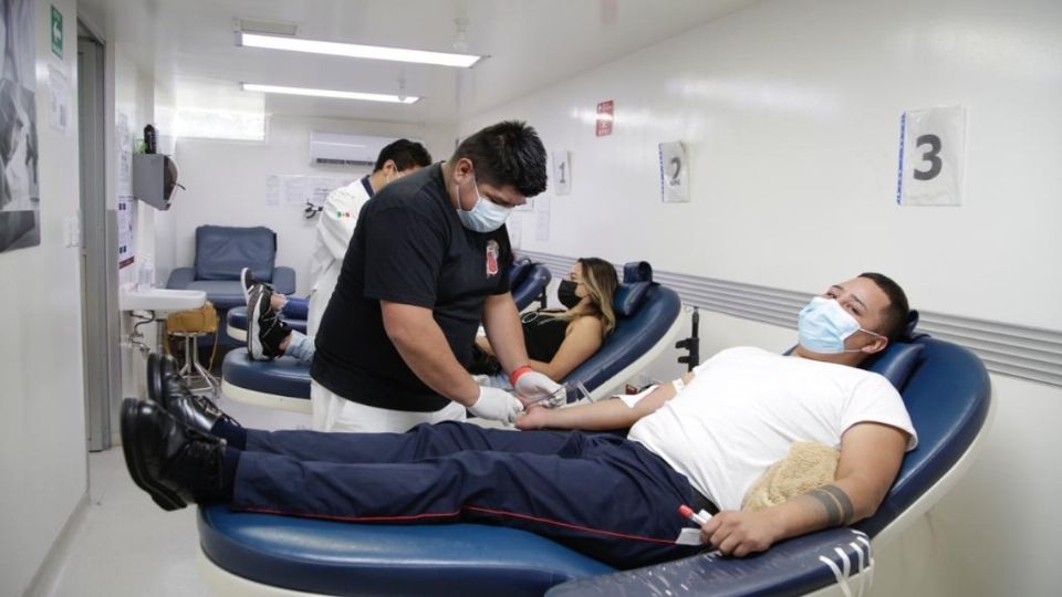 Personal médico atiende a las personas que acuden a donar sangre