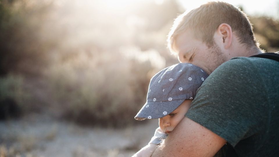 Los padres al involucrarse en la crianza y generar un lazo afectivo con sus hijos