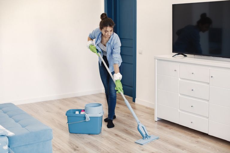 Mujer limpiando pisos con limón