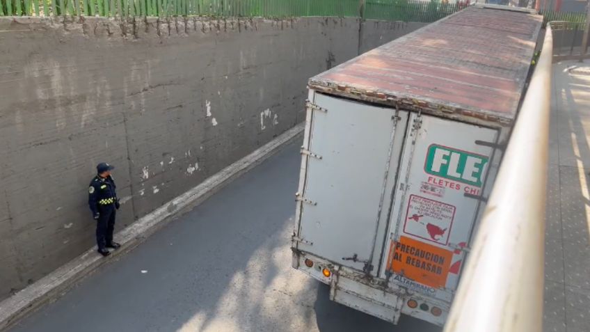 Caos vial en CDMX: tráiler se atora en la calzada San Antonio Abad