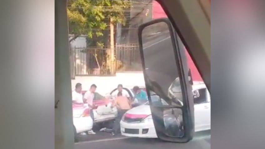 VIDEO: la brutal pelea campal entre taxistas y conductores de combis en la México-Cuernavaca