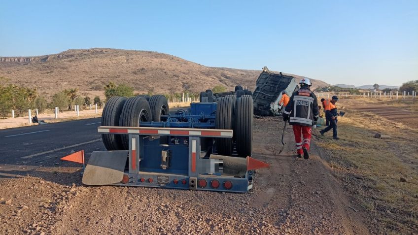 Volcadura de un tráiler deja tres personas lesionadas