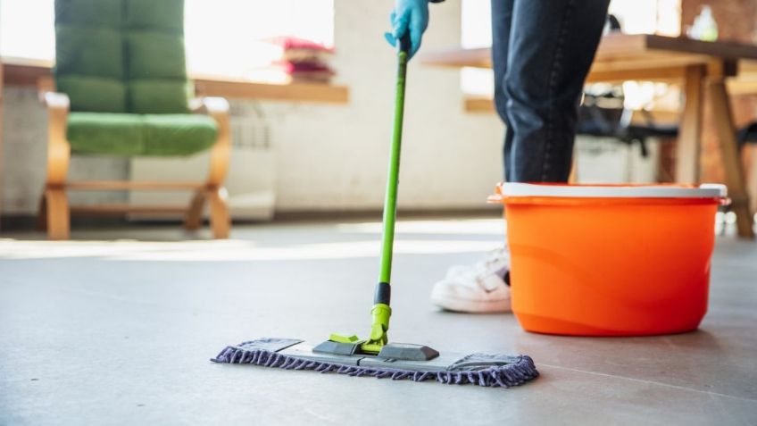 Respira profundo antes de conocer por qué cada vez más gente mezcla limón con aromatizante antes de limpiar el piso