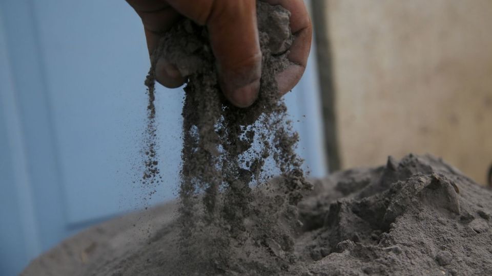 Se recomienda cubrir los depósitos de agua, cerrar puertas y ventanas, proteger nariz y boca además de limitar las salidas de casa.