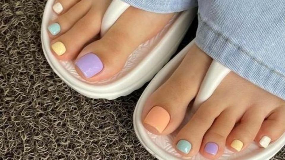 Estos son los diseños más elegantes de uñas que puedes llevar en tus pies durante el verano 2023