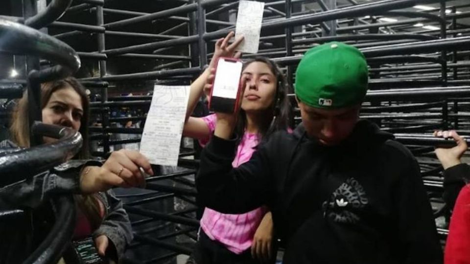 Consumidores buscan entrar al concierto de Bad Bunny cuando se le negó el acceso por tener boletos supuestamente clonados.