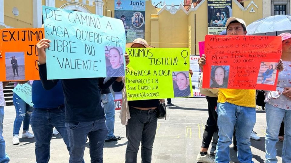 Los manifestantes bloquearon durante unos minutos la calle Juan de la Luz Enríquez, en la zona centro de la capital veracruzana