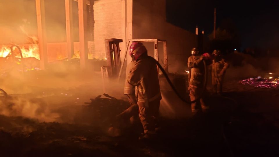 Elementos de distintos cuerpos de bomberos lucharon contra el incendio.