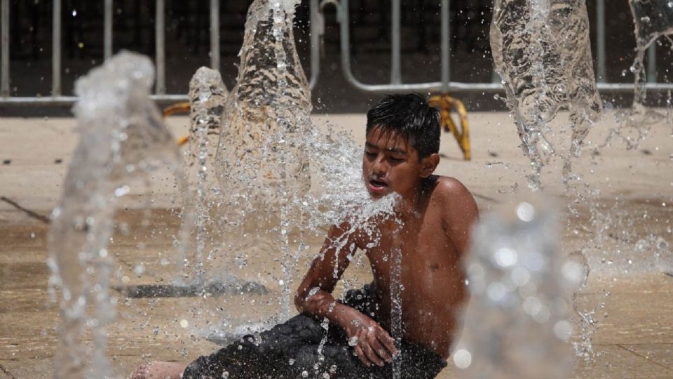 Se pide a los adultos no dejar a los niños dentro de autos sin ventilación.