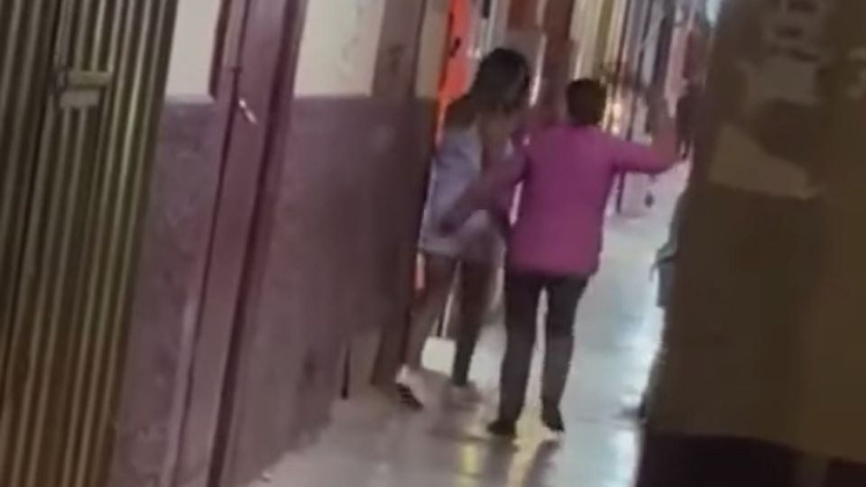 Madre saca a su hija del bar 
