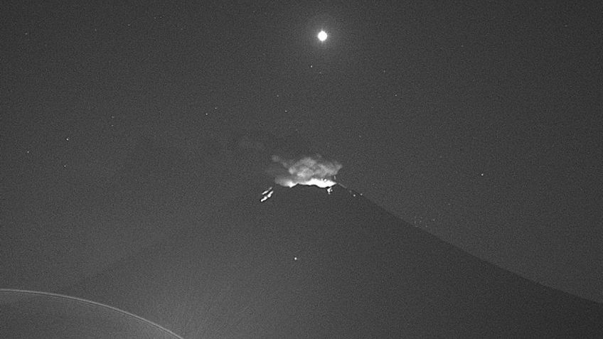 FOTO: volcán Popocatépetl lanza material incandescente la noche de hoy 19 de junio