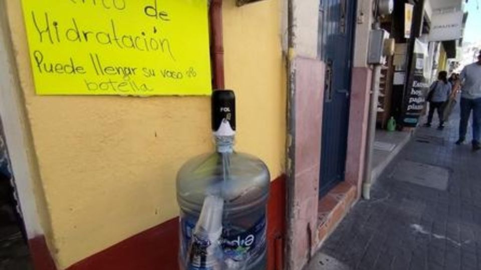 Las personas pueden tomar agua en el lugar y hasta pueden llenar sus botellas.