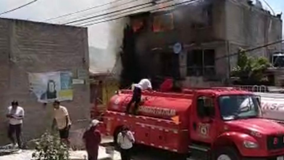 Bomberos arriban a la zona para auxiliar a las personas afectadas