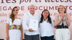 AMLO y Mara Lezama entregan documentos agrarios a mujeres en Chetumal