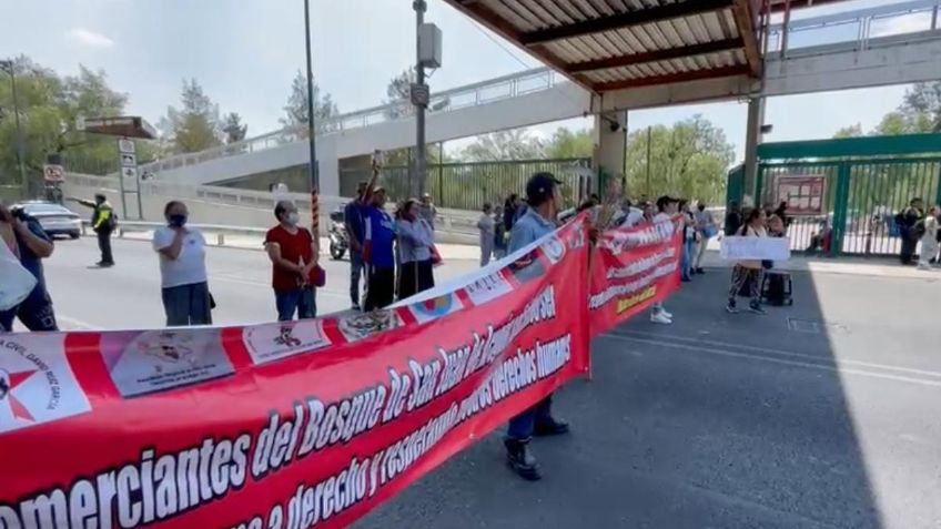 Caos frente al Metro Bosque de Aragón: comerciantes bloquean Avenida 608