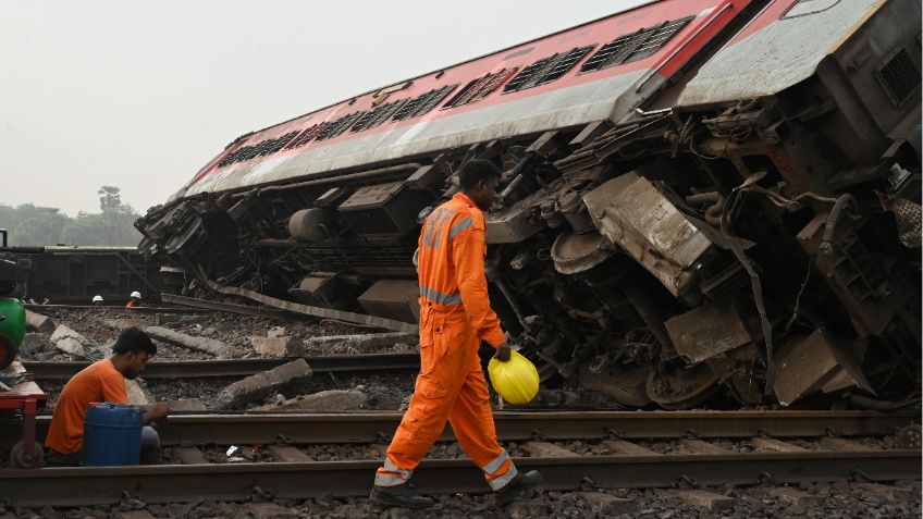 FOTOS | Mueren 280 personas en trágico accidente de tren en la India