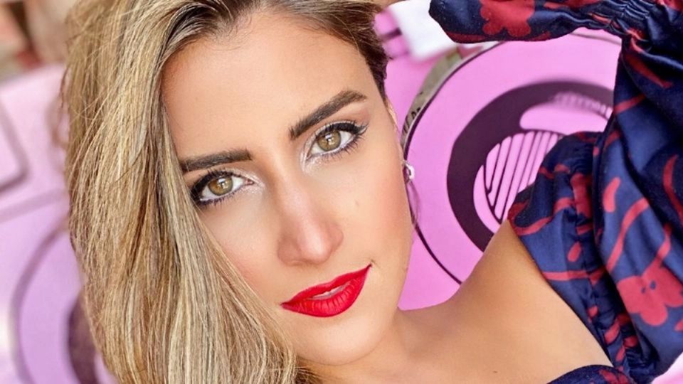 La bella actriz  y conductora se lució en las redes con un look lleno de color.