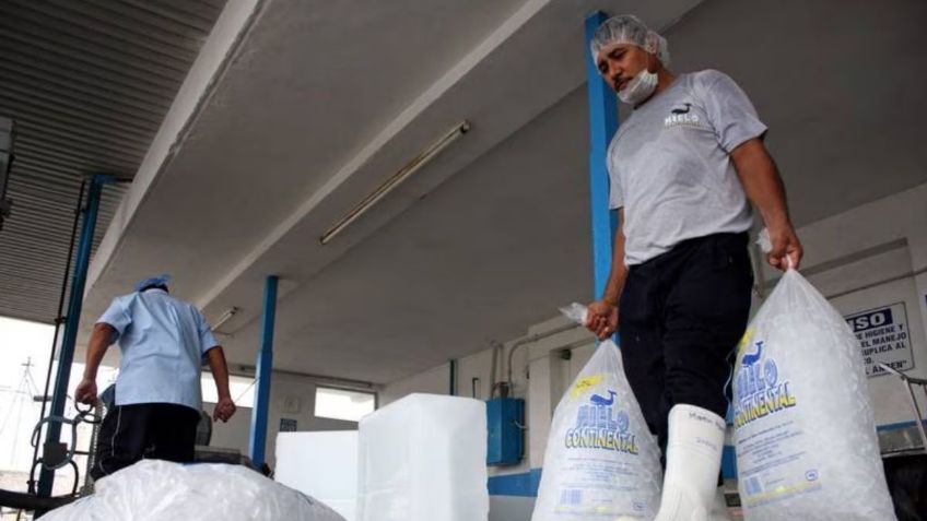 Sube el costo del hielo por escasez y ola de calor en México: ¿cuánto cuesta la bolsa?