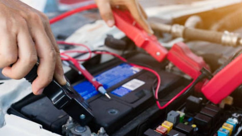 Respira profundo antes de conocer el truco para encender el carro si se te agotó la batería