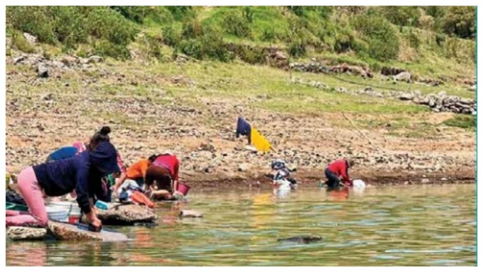 Vecinos de Villa Victoria, que acostumbran lavar la ropa en el embalse, encuentran agua sucia.