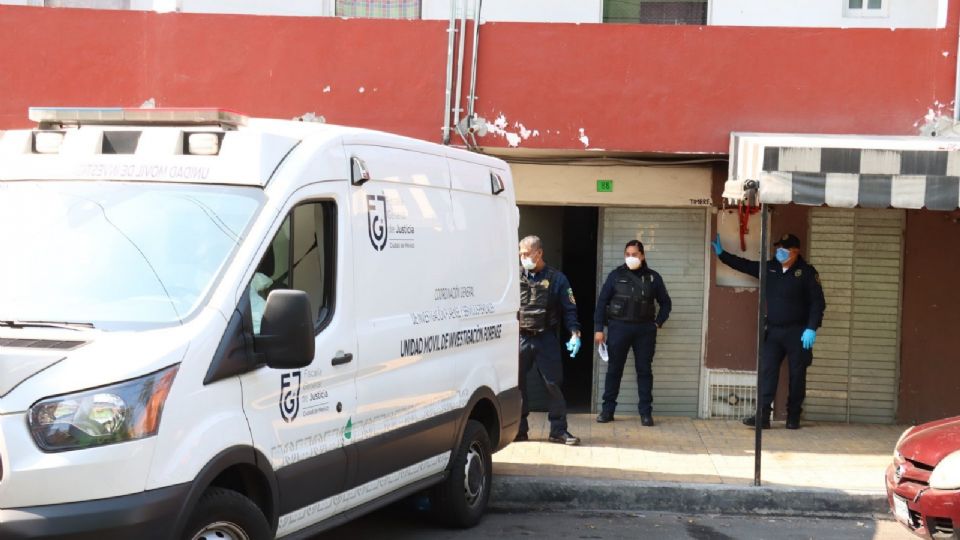 A la victima la localizaron con un cuchillo enterrado en el vientre, vendada del rostro y a la altura de los ojos le fueron colocadas dos monedas