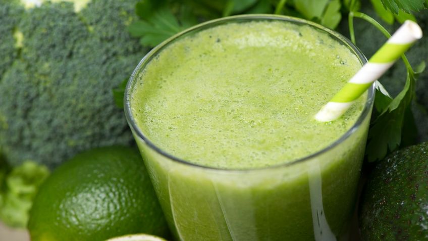 5 jugos verdes refrescantes para desinflamar el abdomen