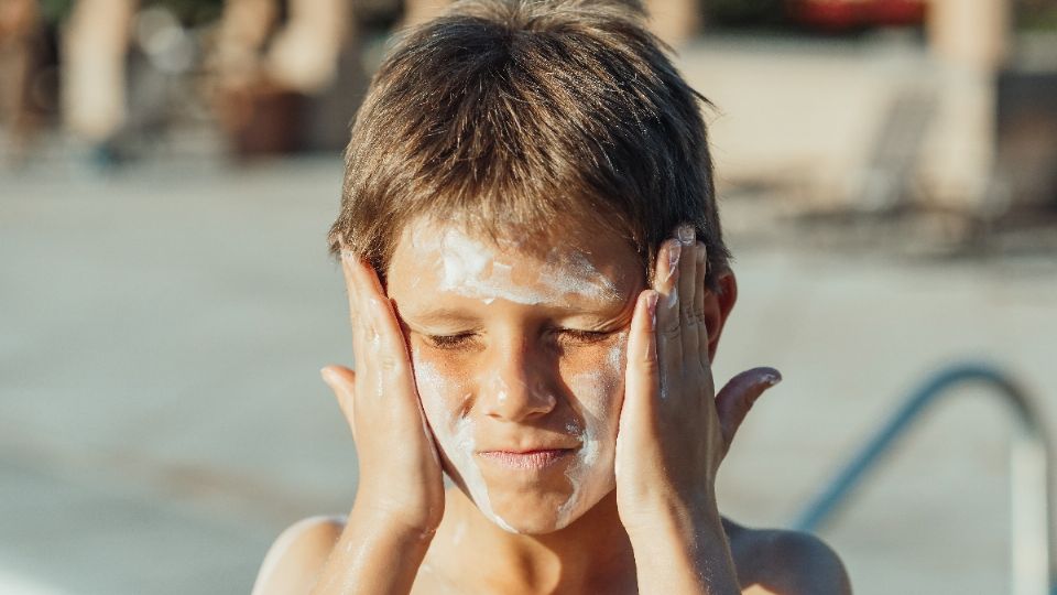 Las quemaduras solares en la infancia corren el doble de riesgo de derivar en cáncer de piel, señalan los expertos.