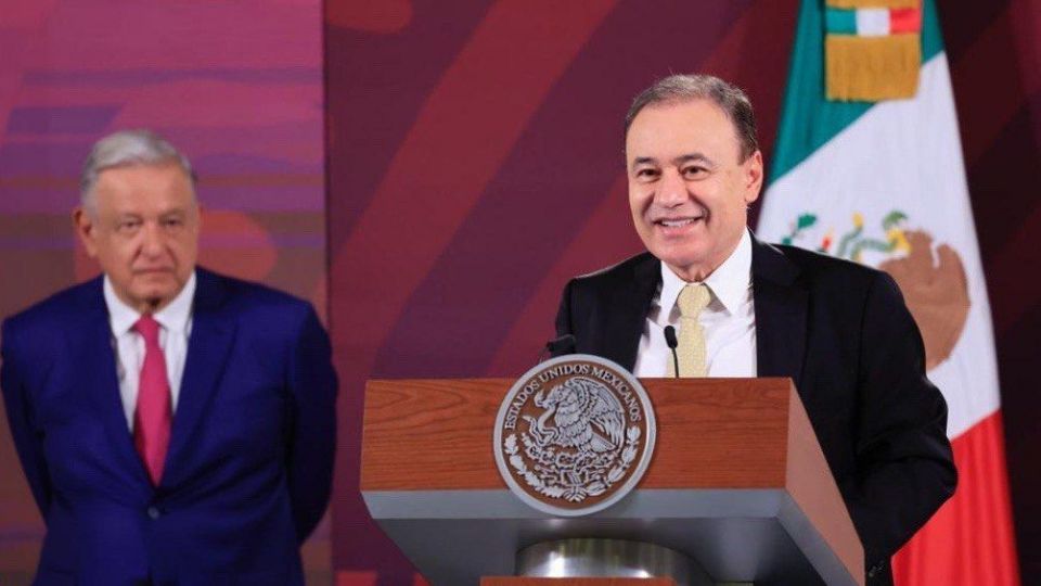 Firmó el acuerdo junto con otros cinco líderes estatales, el presidente y el titular del IMSS