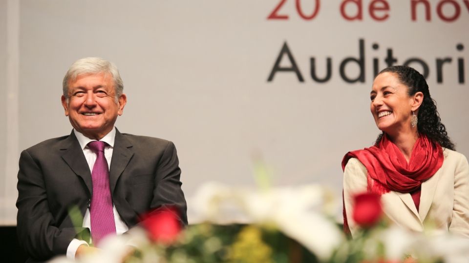 AMLO y Claudia Sheinbaum durante la fundación del partido Morena