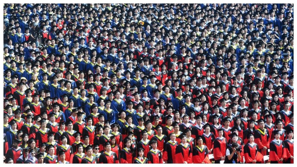 Los estudiantes de la Universidad de Wuhan asistieron, el pasado martes, a su ceremonia de graduación.