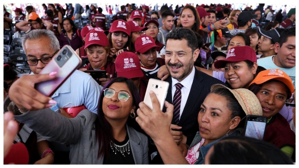 El mandatario capitalino, ayer, al dar banderazo al programa para personas en búsqueda de empleo.