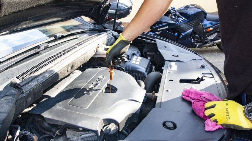 Toma nota: por esto no debes dejar que pase mucho tiempo para cambiar el aceite de motor de tu coche