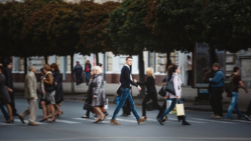 ¿Qué significa soñar con una multitud de extraños?, esto dice la onirología