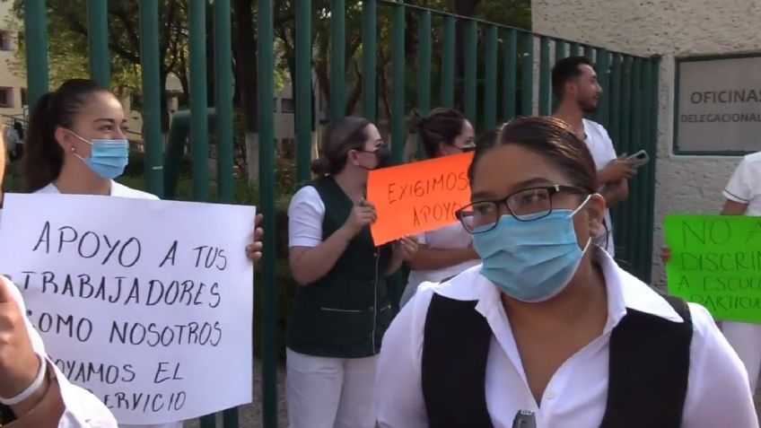 Se manifiestan trabajadores de la salud a las afueras de la delegación del IMSS en Aguascalientes