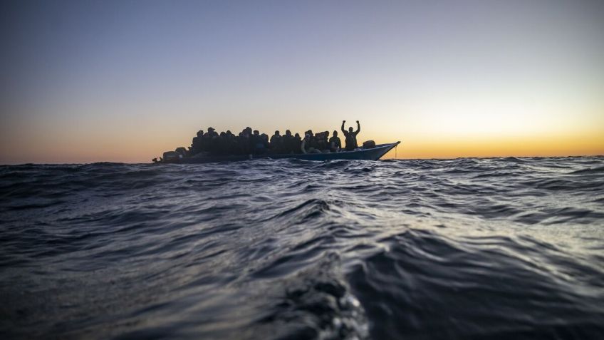 Nueva tragedia en el mar: buscan a 50 migrantes que desaparecieron tras subir a una embarcación clandestina