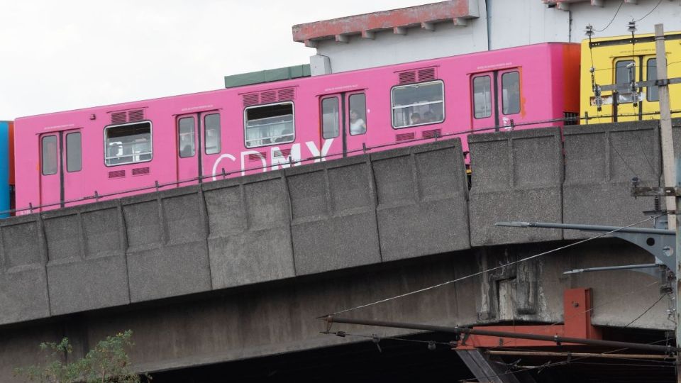 En el metro reportan atrasos en la Línea 8, Línea 4, Línea A, Línea 9 y Línea 3. Asimismo la estación 416 Poniente permanece cerrada.