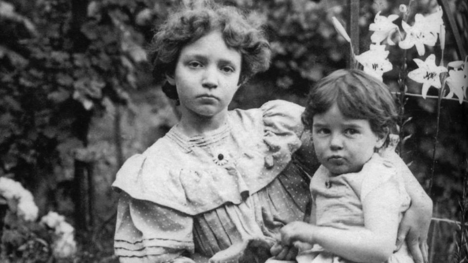 Hijas de Marie Curie en la vida real.