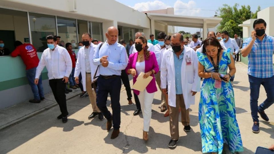 La gobernadora recorre el hospital IMSS-Bienestar de Renacimiento junto al subsecretario de Integración y Desarrollo de la Secretaría de Salud federal, Juan Antonio Ferrer