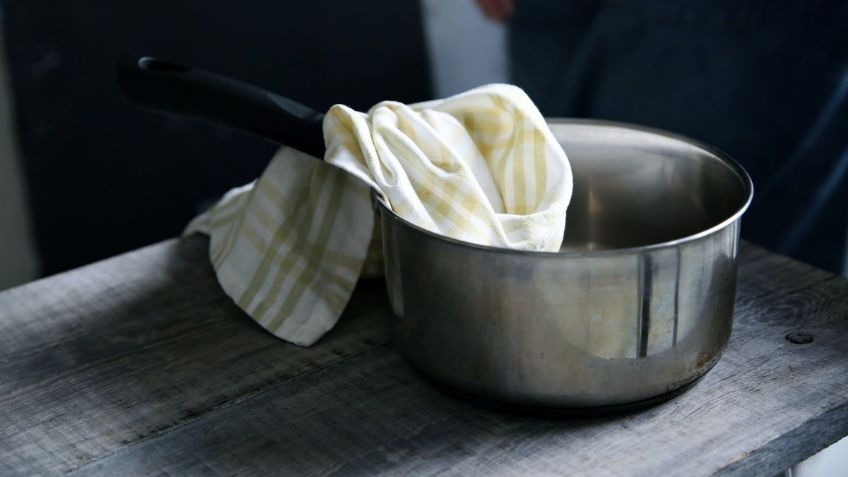 Contén la respiración antes de saber por qué cada vez más gente rocía leche en el paño de cocina