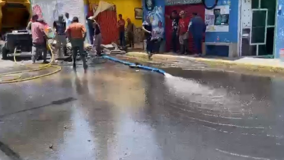 A pesar de que ya labora personal del Sistema de Aguas de la Ciudad de México continúa brotando líquido del tubo de 12 pulgadas de diámetro