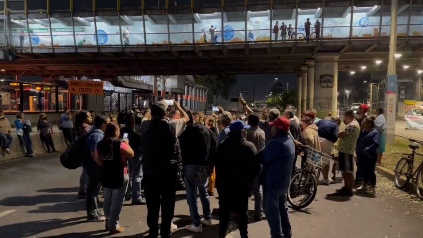 Vecinos protestan por falta de agua y colapsan Avenida Central en Ecatepec