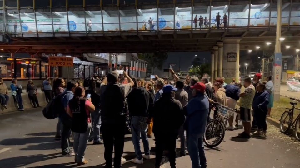 Decenas de manifestantes bloquean Avenida Central desde hace horas.