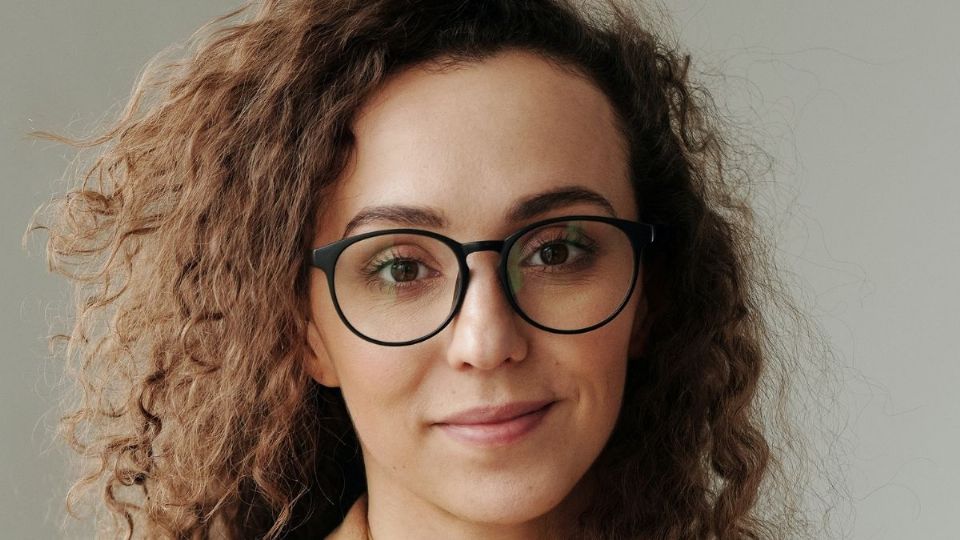 Mujer intelectual. Fuente Pexels