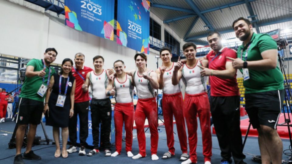 El equipo varonil de gimnasia logra el oro en la prueba por equipos varonil