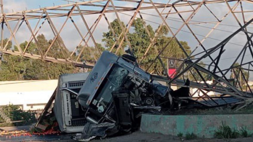 Cierran la carretera Lechería-Texcoco por el accidente de un tráiler contra una torre de alta tensión