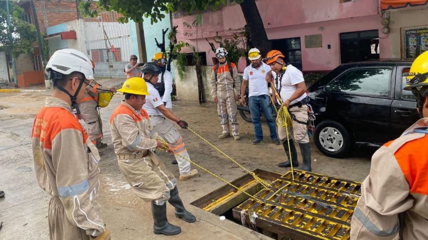 Coladera se "traga" a un hombre durante las intensas lluvias en Chiapas